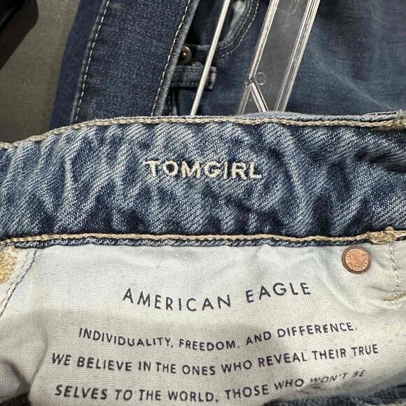American Eagle Womens Light Wash Distressed Blow Out Knee Tomgirl Jeans‎ Size 4 - Picture 9 of 11